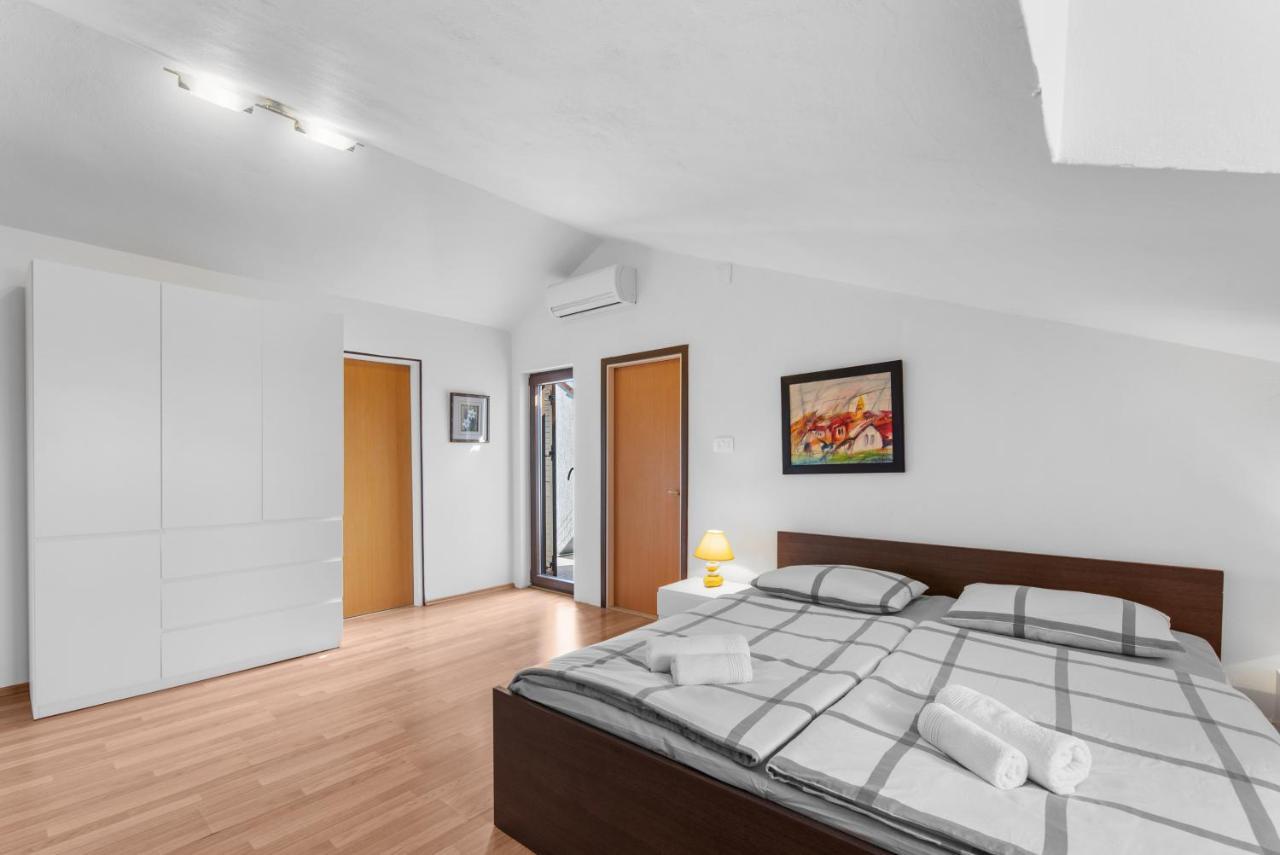 Apartments Villa Falcon フンタナ エクステリア 写真